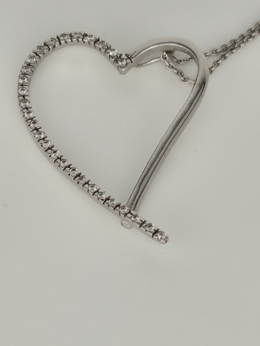 18K Asymmetrical Heart Pendant Necklace in White Gold - Picture 4 of 8